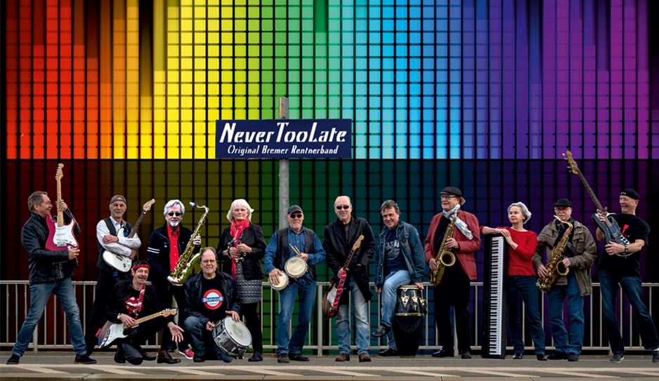 13 Rentner, eine Band - NeverTooLate treten in der Stadthalle auf.  Foto: eb