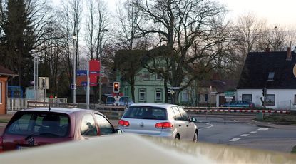 Verkehrsknotenpunkt Bahnübergang in Lunestedt.  Lunestedter Bürgerinitative kämpfen für eine sichere Bahnüberquerung.  Foto: khe