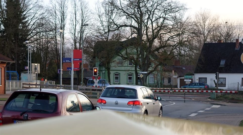 Verkehrsknotenpunkt Bahnübergang in Lunestedt.  Lunestedter Bürgerinitative kämpfen für eine sichere Bahnüberquerung.  Foto: khe