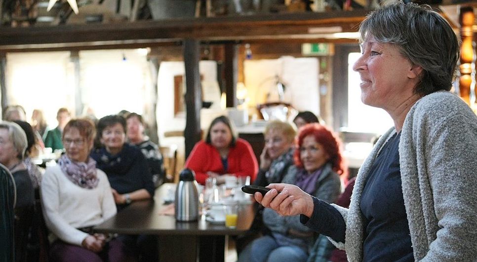 Swantje Kuballs Buch ist unprätentiös und sehr bildhaft geschrieben l als sei man dabei: Die Gäste des Frauen-Union-Veranstaltung waren von der Autorin und ihren Geschichten zu Recht begeistert.  
 Foto: ek