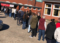 Das ganze Dorf ist am Sonntagvormittag auf den Beinen und hilft, die Aktion und den großen Andrang zusammen mit der DKMS zu meistern. Fotos: mf/eb