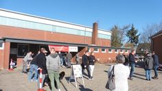 Das ganze Dorf ist am Sonntagvormittag auf den Beinen und hilft, die Aktion und den großen Andrang zusammen mit der DKMS zu meistern.  Foto: mf