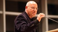 Brachte seine politischen Statements auch in der Frage nach der Notwendigkeit der Kirche unter: Eloquent und rhetorisch begabt trat MdB Gregor Gysi (Linke) im Rathaus der Stadt vor hunderte Zuhörer.  Foto: ek