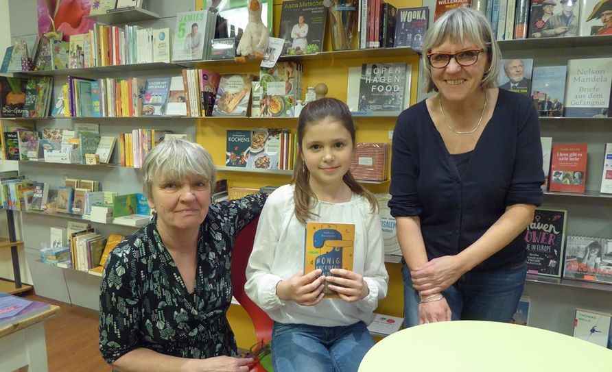 Clara las in der Schatulle von Sabine (li.) und Ute (re.) Gartmann aus ihrem Buch „Honigkuckuckskinder“.  Foto: hc
