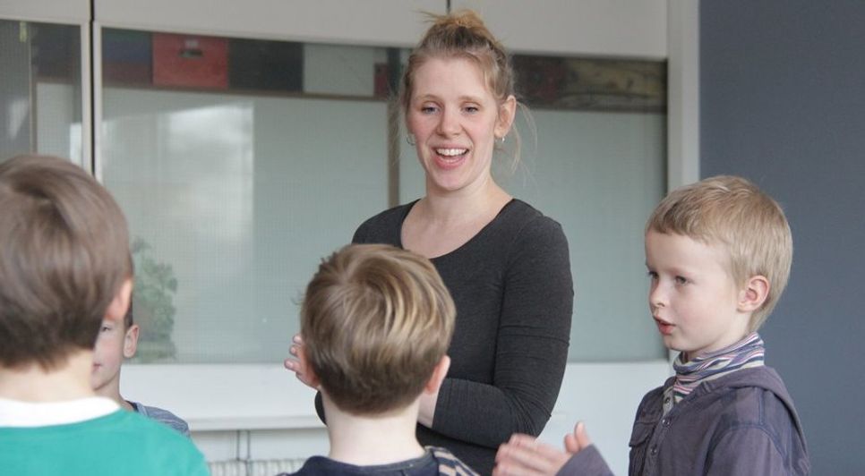Julia Trageheim bietet im Nachmittagsprogramm der Grundschule Hambergen einen Kinderchor an.  Foto: jm