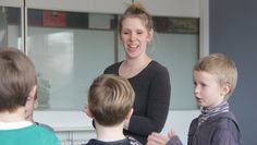 Julia Trageheim bietet im Nachmittagsprogramm der Grundschule Hambergen einen Kinderchor an.  Foto: jm