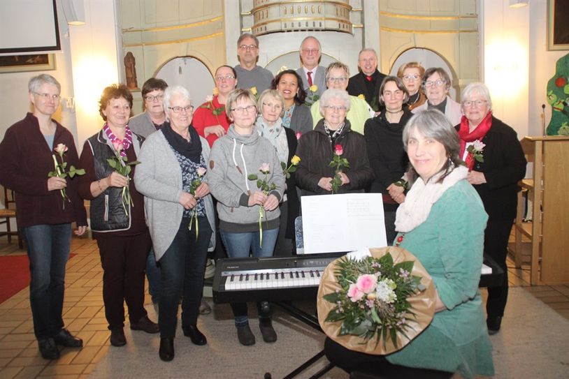 „Eingeladen zum Fest des Glaubens“, bereicherte der Gnarrenburger Paules Chor unter der Leitung von Birgit Lackner ein letztes Mal den Gottesdienst zum Weltgebetstag der Frauen.  Foto: im