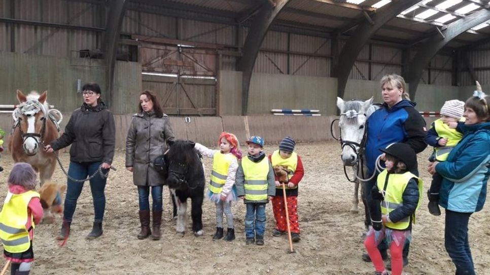 Einen erlebnisreichen Tag hatten die Kinder des Kindergartens Nindorf beim Reitverein Börde Lamstedt im Rahmen des „Kinderlerbnistages“. Foto: eb