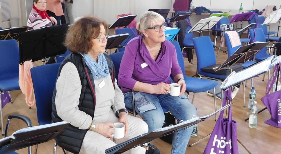 Chorleiterin Marie-Louise Baabe (l.) im Gespräch mit Marion Scharf. Foto: eb