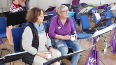 Chorleiterin Marie-Louise Baabe (l.) im Gespräch mit Marion Scharf. Foto: eb