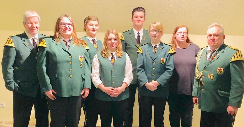 Die neuen Vorstandsmitglieder mit den Geehrten (v.l.): Frank Brandt, Marina Stelljes, Alena Wintjen, Sina Stelljes, Henrik Wintjen, Mirka Kück, Julia Marten, Karsten Renken. Foto: eb