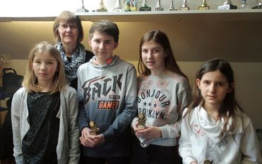 Stolz präsentierten die Nachwuchsschützen des Schützenvereins Hollen zusammen mit der Jugendleitung ihre Pokale. Foto: dcl