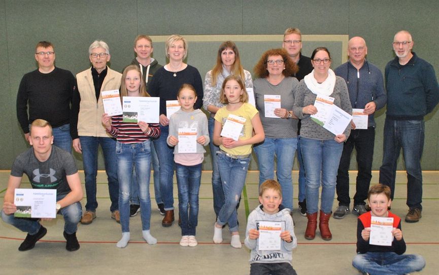 Der Vorsitzende des TSV Hollen, Henry Springer und Spartenleiter Günter Tiedemann freuen sich über die vielen Teilnehmer beim Sportabzeichen 2018. Foto: dcl
