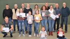 Der Vorsitzende des TSV Hollen, Henry Springer und Spartenleiter Günter Tiedemann freuen sich über die vielen Teilnehmer beim Sportabzeichen 2018. Foto: dcl