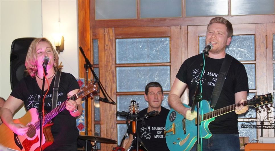 Daniela Bruns und Daniel Protz mit dem Special Guest „Der Matthes“. Foto: mh