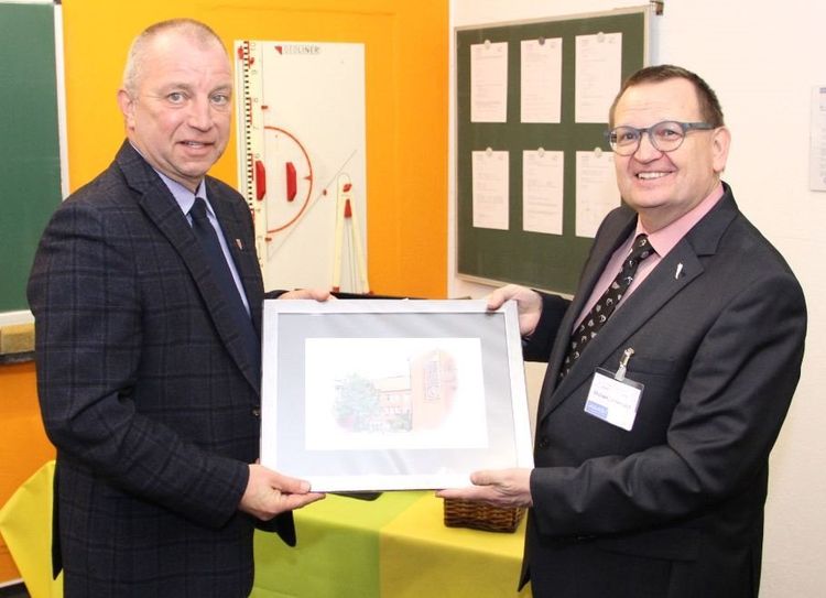 Bürgermeister Detlev Fischer kam mit einem kleinen Gastgeschenk zum Empfang und gratulierte Michael Leinemann, Inhaber der Schülerhilfe Bremervörde, zum 15-jährigen Bestehen seiner Institution (v,l.).  Foto: ue