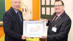 Bürgermeister Detlev Fischer kam mit einem kleinen Gastgeschenk zum Empfang und gratulierte Michael Leinemann, Inhaber der Schülerhilfe Bremervörde, zum 15-jährigen Bestehen seiner Institution (v,l.).  Foto: ue