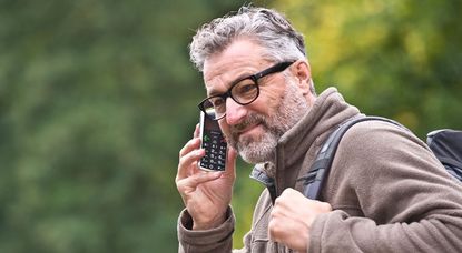 Ein Handy kann schnell einmal aus der Hand rutschen und auf den Boden fallen, ein robustes Mobiltelefon wird den Sturz möglichst unbeschadet überstehen. Foto: djd/emporia Telecom/Markus Koepf