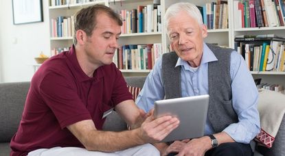 Damit sich die Bewohner einer Seniorenresidenz rundum wohl fühlen, wird vorab in ausführlichen Gesprächen geklärt, welche Bedürfnisse ihnen am wichtigsten sind. Foto: djd/Augustinum