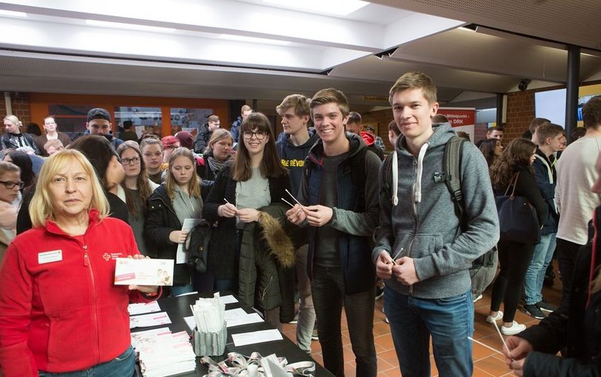 165 der unzähligen Schüler in der Aula sind von dem guten Zweck überzeugt und ließen die Stäbchen kreisen. Foto: eb