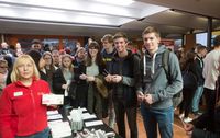 165 der unzähligen Schüler in der Aula sind von dem guten Zweck überzeugt und ließen die Stäbchen kreisen. Foto: eb