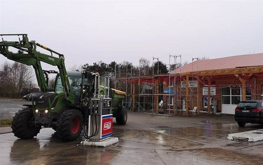 Tanken und bequem per EC-Karte oder bar im Tankshop bezahlen ist ab sofort möglich. Fotos: eb