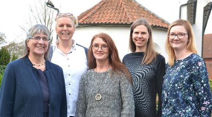 Das sind die fünf Schoolmesterschen, die in diesem Jahr den Heinrich-Schmidt-Barrien-Preis gewonnen haben: Heike Brüning, Heike Hiestermann, Andrea Schwarz, Nele Ohlsen und Henrike Stindt (von links). Foto: ui