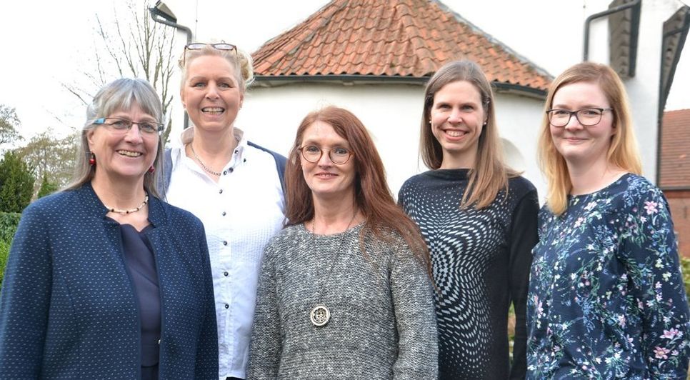 Das sind die fünf Schoolmesterschen, die in diesem Jahr den Heinrich-Schmidt-Barrien-Preis gewonnen haben: Heike Brüning, Heike Hiestermann, Andrea Schwarz, Nele Ohlsen und Henrike Stindt (von links).  Foto: ui