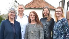 Das sind die fünf Schoolmesterschen, die in diesem Jahr den Heinrich-Schmidt-Barrien-Preis gewonnen haben: Heike Brüning, Heike Hiestermann, Andrea Schwarz, Nele Ohlsen und Henrike Stindt (von links).  Foto: ui