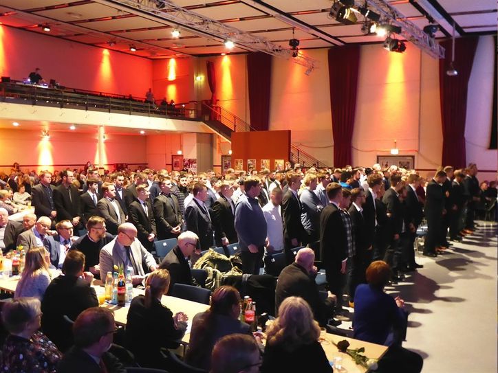 Stehend nahmen die Neu-Gesellen/innen die feierliche Freisprechung entgegen.  Foto: hc
