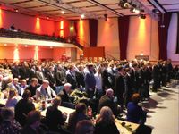 Stehend nahmen die Neu-Gesellen/innen die feierliche Freisprechung entgegen.  Foto: hc