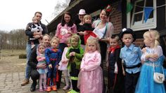 Die Kinder des Kindergartens „Am Zauberwald“ freuen sich über die Faschingsfeier.  Foto: mf