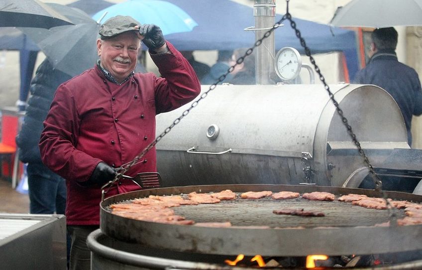 Ein Selfie mit frischer Osterholz-Scharmbecker Bratwurst - ein Souvenir für die Ewigkeit.  Foto:ek