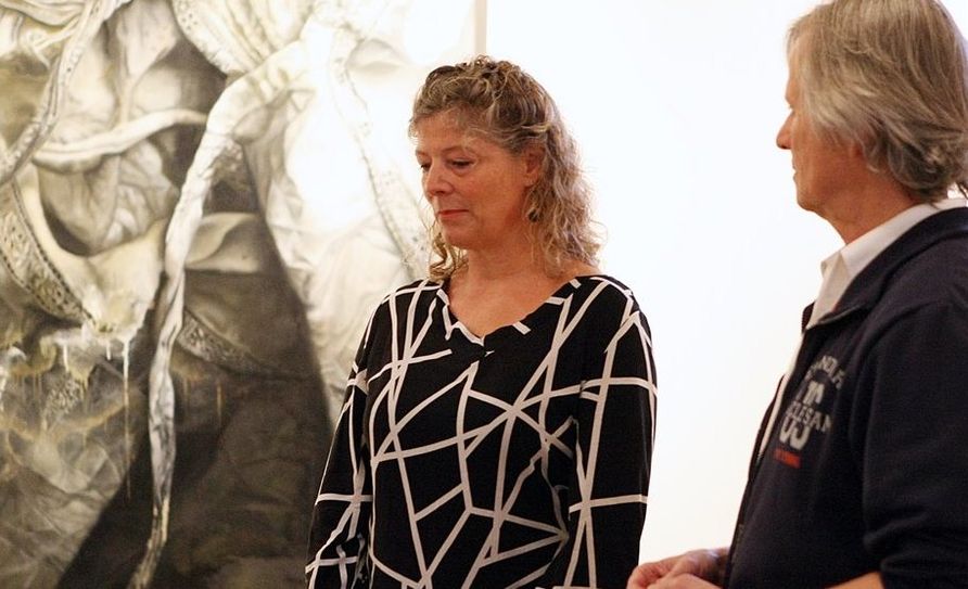 Die Ottersberger Künstlerin Tine Pockels vor einem ihrer großformatigen Stoff-Ölgemälden im Gespräch mit Andreas Pirner.  Foto: ek