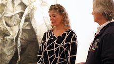 Die Ottersberger Künstlerin Tine Pockels vor einem ihrer großformatigen Stoff-Ölgemälden im Gespräch mit Andreas Pirner.  Foto: ek