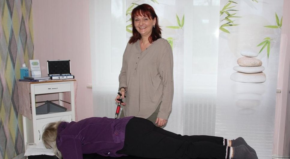 Heilpraktikerin Manuela Mehrtens behandelt ganzheitlich und hier eine Patientin mit der Aktivator-Methode. Foto: mr
