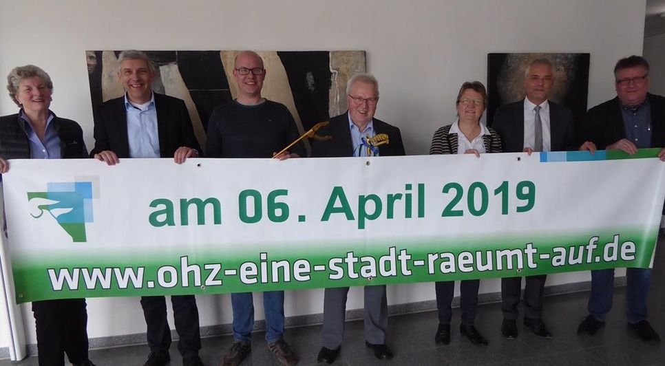 Die Macher und Sponsoren der Aufräum-Aktion stehen für ein sauberes Osterholz-Scharmbeck und rufen auf, am 6. April dabei zu sein und zu helfen.  Foto: hc