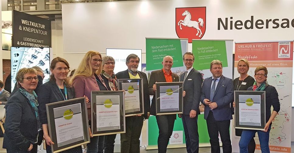 Ute Dicks (Geschäftsführerin Deutscher Wanderverband), Liane Jordan (Projektleiterin Qualitätswege DWV), Alinda van der Vooren-Tralau (Verkehrsverein Zevener Geest e.V. ), Erika Jaschinski (Infobüro der Börde Sittensen), Boris Micic (Präsident Europäische Wandervereinigung), Udo Fischer (Touristikverband Landkreis Rotenburg (Wümme)), Wirtschaftsstaatssekretär Dr. Berend Lindner, Aloys Stepphuhn (Vorstand DWV), Meike Zumbrock (Geschäftsführerin TourismusMarketing Niedersachsen GmbH), Petra Welz (Touristikverband Landkreis Rotenburg (Wümme).
Foto: Touristikverband Landkreis Rotenburg