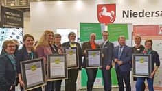 Ute Dicks (Geschäftsführerin Deutscher Wanderverband), Liane Jordan (Projektleiterin Qualitätswege DWV), Alinda van der Vooren-Tralau (Verkehrsverein Zevener Geest e.V. ), Erika Jaschinski (Infobüro der Börde Sittensen), Boris Micic (Präsident Europäische Wandervereinigung), Udo Fischer (Touristikverband Landkreis Rotenburg (Wümme)), Wirtschaftsstaatssekretär Dr. Berend Lindner, Aloys Stepphuhn (Vorstand DWV), Meike Zumbrock (Geschäftsführerin TourismusMarketing Niedersachsen GmbH), Petra Welz (Touristikverband Landkreis Rotenburg (Wümme). 
 Foto: Touristikverband Landkreis Rotenburg