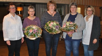 Sabine Bornemann (links) bedankt sich bei den langjährigen Mitgliedern und Vorstandsmitgliedern für ihre Arbeit und begrüßt Sandra Franetzki (rechts) im Vorstand. Foto: uml