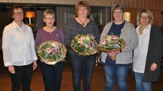 Sabine Bornemann (links) bedankt sich bei den langjährigen Mitgliedern und Vorstandsmitgliedern für ihre Arbeit und begrüßt Sandra Franetzki (rechts) im Vorstand. Foto: uml