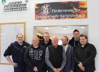 Der Vorstand des Fördervereins der Ortsfeuerwehr Karlshöfen e.V. (v.r.) mit dem Kassenwart Stefan Dropmann, erste Vorsitzende Patrick Böhm, Schriftwart Heino Böttjer und stellvertretenden Vorsitzende Sönke Renken, so wie ihren neugewählten und Gästen der Einsatz und- Jugendabteilung der Ortsfeuerwehr. Foto: eb
