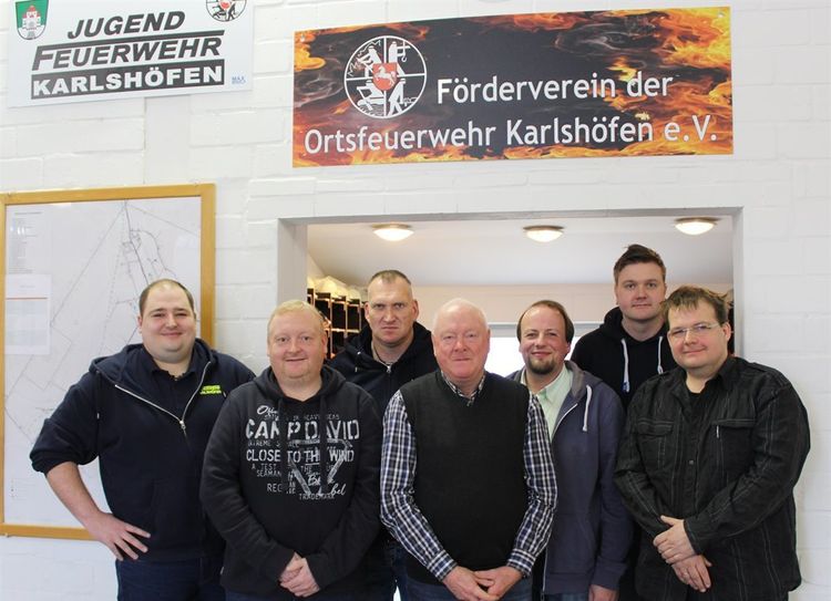 Der Vorstand des Fördervereins der Ortsfeuerwehr Karlshöfen e.V. (v.r.) mit dem Kassenwart Stefan Dropmann, erste Vorsitzende Patrick Böhm, Schriftwart Heino Böttjer und stellvertretenden Vorsitzende Sönke Renken, so wie ihren neugewählten und Gästen der Einsatz und- Jugendabteilung der Ortsfeuerwehr. Foto: eb