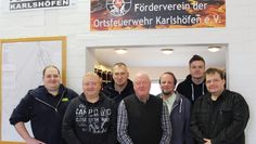Der Vorstand des Fördervereins der Ortsfeuerwehr Karlshöfen e.V. (v.r.) mit dem Kassenwart Stefan Dropmann, erste Vorsitzende Patrick Böhm, Schriftwart Heino Böttjer und stellvertretenden Vorsitzende Sönke Renken, so wie ihren neugewählten und Gästen der Einsatz und- Jugendabteilung der Ortsfeuerwehr. Foto: eb
