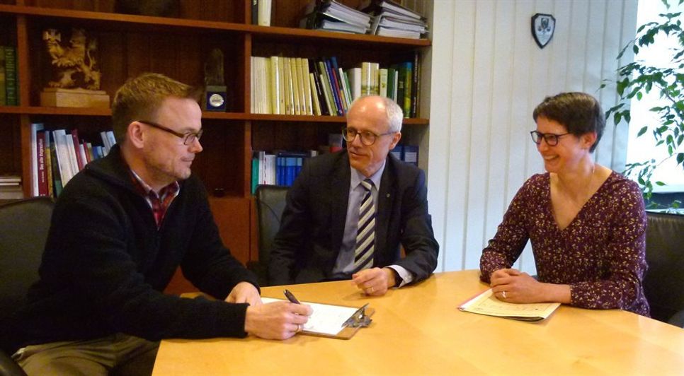Landrat Luttmann, Gerd Hachmöller und Gesa Weiss bei der Vorbereitung der Infoveranstaltung.
Foto: eb