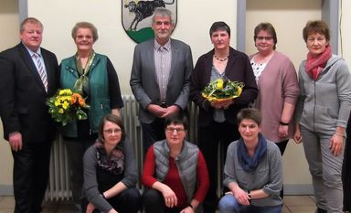 Das Foto zeigt (hintere Reihe von links) Bürgermeister Manfred Knust, Monika Henning, stellvertretender Kreisverbandsvorsitzender Jürgen Witt, Anne Steffens, Petra Mangels und Karin Dora. Vorne von links: Andrea Söhl, Dörte Söhl und Karina Söhl.  Foto: sla