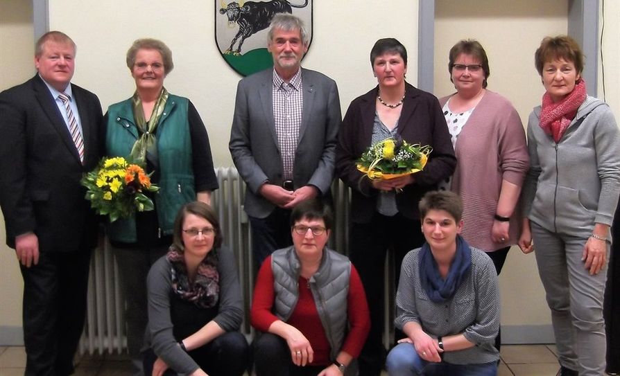 Das Foto zeigt (hintere Reihe von links) Bürgermeister Manfred Knust, Monika Henning, stellvertretender Kreisverbandsvorsitzender Jürgen Witt, Anne Steffens, Petra Mangels und Karin Dora. Vorne von links: Andrea Söhl, Dörte Söhl und Karina Söhl.  Foto: sla