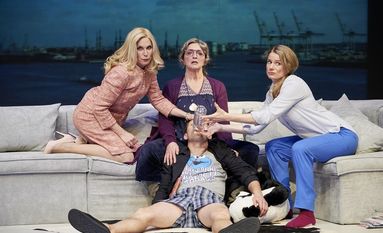 Die beiden Mütter und Helene sinnieren darüber, wie eine Frau im 21. Jahrhundert zu sein hat.
Foto: Oliver Fantitsch