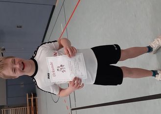Da war die Freude aber groß: Thorleif, Schüler der Helga-Leinung-Schule, erlangte mit seiner Mannschaft den 2. Platz beim Völkerball-Turnier. Foto: eb