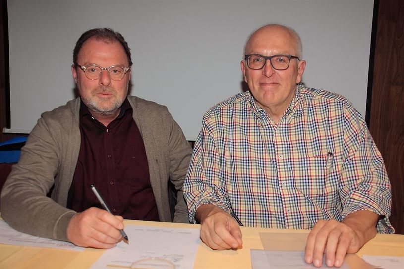 Kassenwart Michael Obladen (l.) und der erster Vorsitzende Günther Justen-Stahl unterschreiben den Auftrag für die Anschaffung des Bürgerbusses. Damit ist der Start für mehr Verbindung in Bremervörde besiegelt worden.  Foto: ls